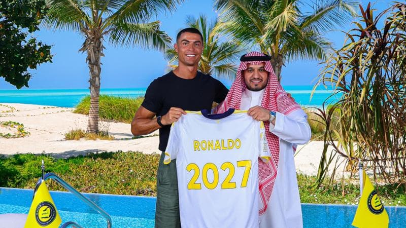 Cristiano Ronaldo dopo la firma sul rinnovo