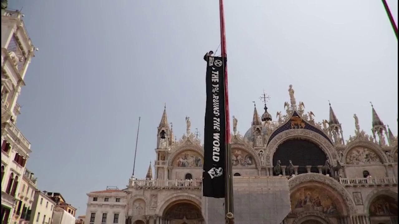 Nozze Bezos, l'attivista sul pilone di piazza San Marco: "Sono stanco delle ingiustizie del mondo"