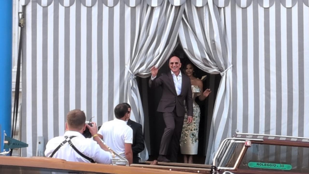 Venezia, l'uscita dall'albergo di Jeff Bezos e Lauren Sanchez per la prima serata di gala veneziana