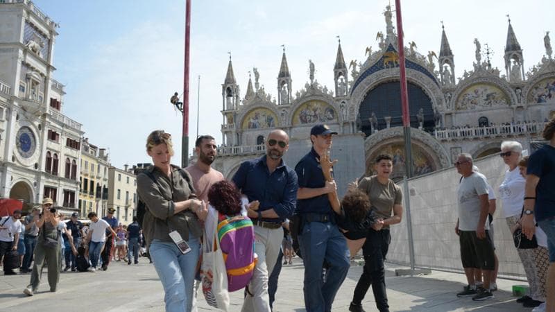 Momenti di tensione in piazza San Marco a Venezia per un'iniziativa di protesta contro il matrimonio di Jeff Bezos di Extinction Rebellion
