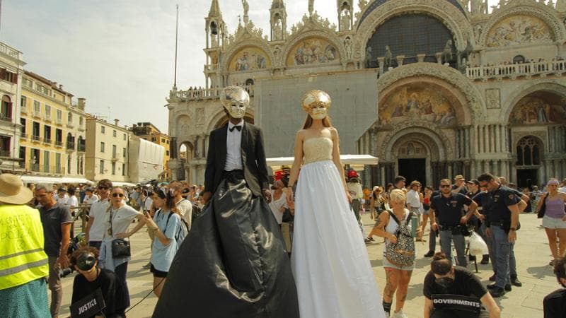 Un momento della manifestazione No Bezos a Venezia
