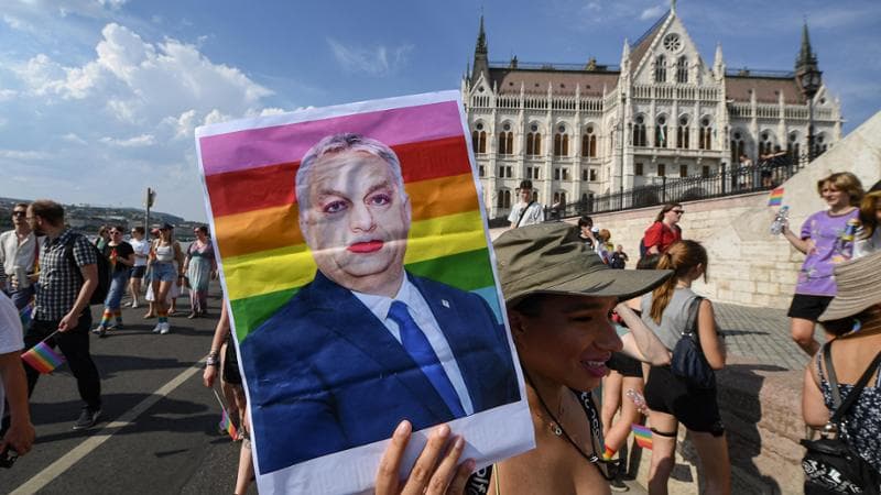 Orban sfida il Pride di Budapest: “Conseguenze per chi partecipa a un evento vietato dalla legge”