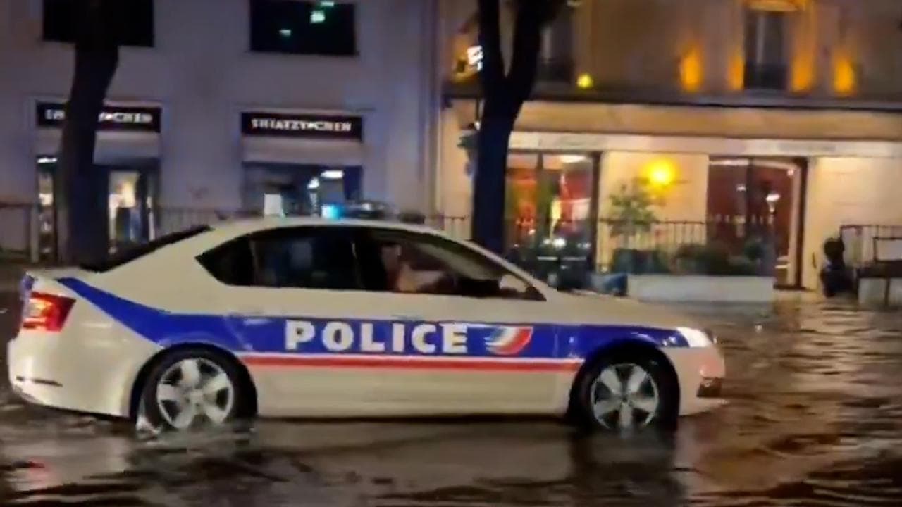 Maltempo, strade sommerse a Parigi: dalla volante parte la musica di Titanic