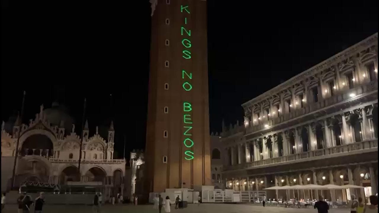 Venezia, i No Bezos colpiscono ancora: "F**k Oligarchs" proiettato sul campanile di San Marco