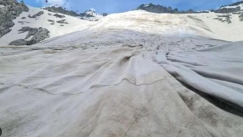 Marmolada, spuntano i teli geotessili per proteggere il ghiacciaio dal caldo
