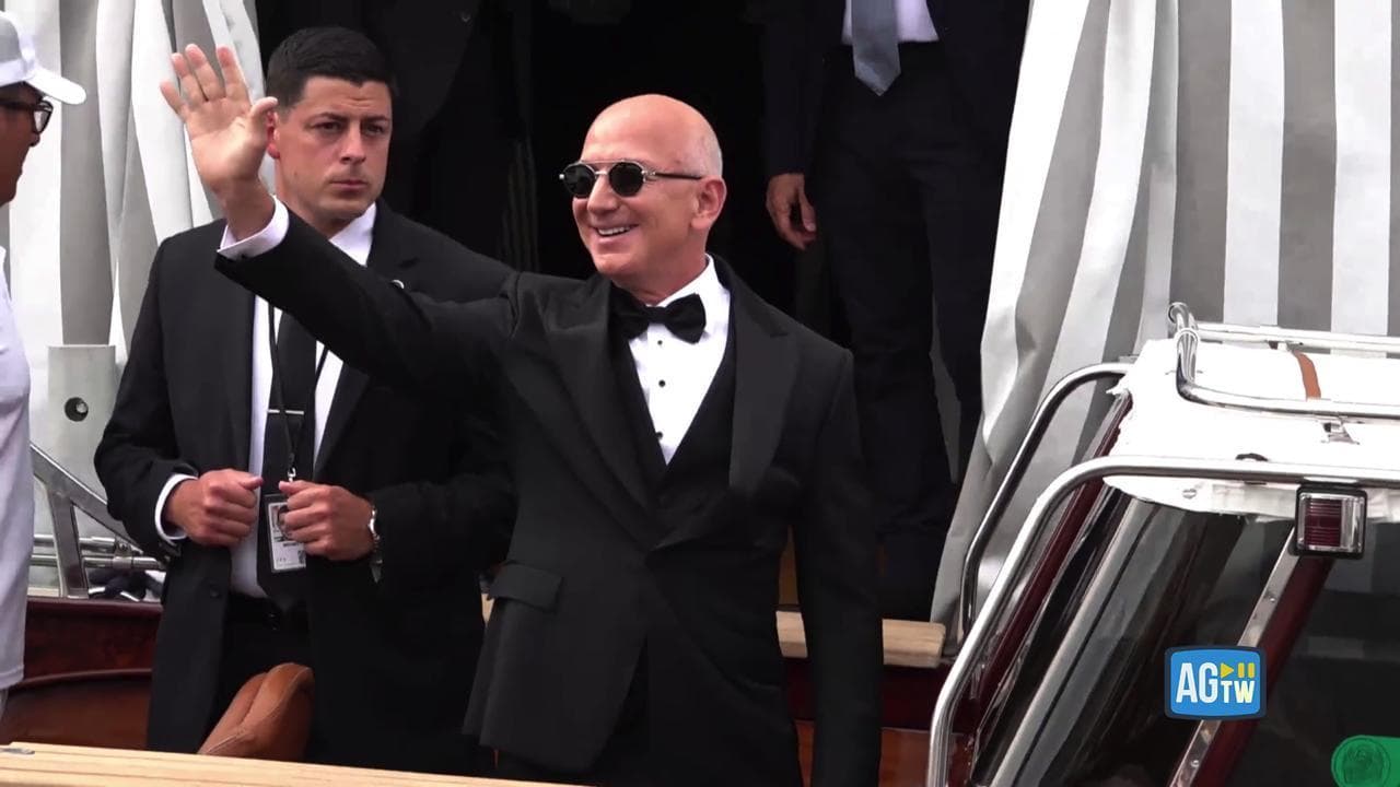Jeff Bezos l'uscita da star dall'hotel per andare alla cerimonia