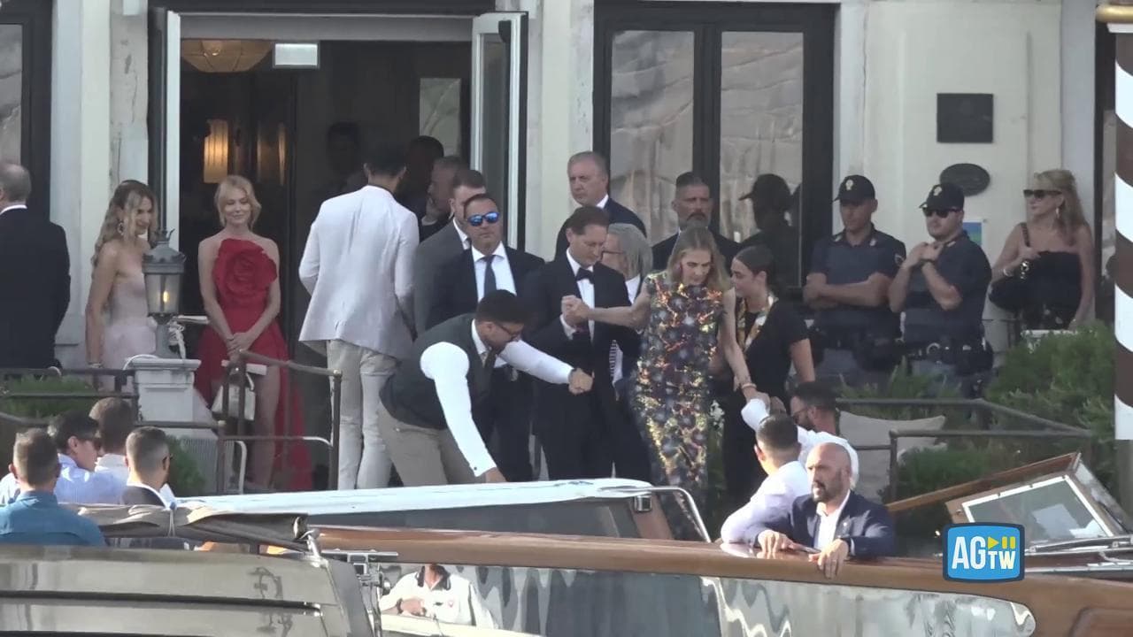 Matrimonio Bezos, John Elkann e la moglie Lavinia Borromeo escono dall'hotel
