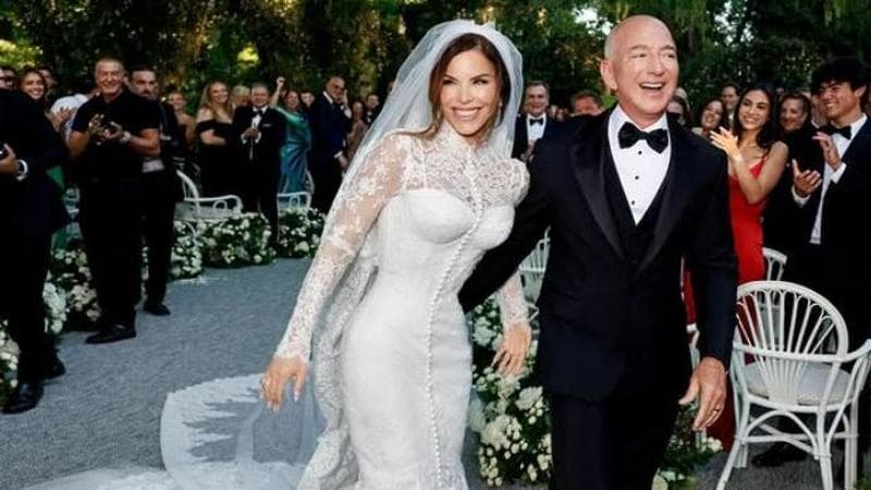 Lauren Sanchez nel suo abito da sposa con Jeff Bezos in una foto pubblicata su Instagram