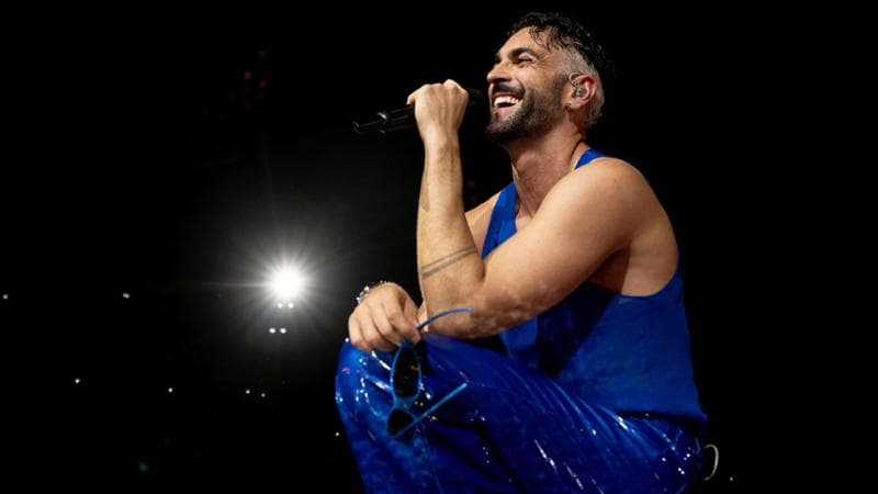 Marco Mengoni accende gli stadi. “Rinasco dalle macerie. La nostra società è bella ma fragile”