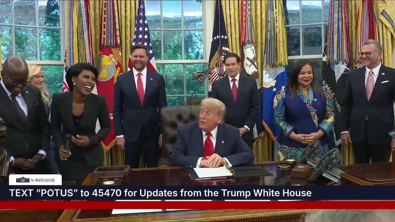 I complimenti inopportuni di Trump a una giornalista che parla di Congo e Ruanda: "Sei bellissima"