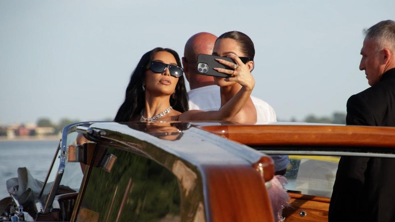 Matrimonio Bezos, i vip in barca: da Bill Gates a Ivanka Trump, ma la scena è di Kim Kardashian