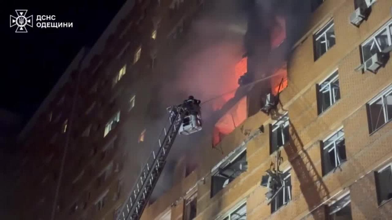 Ucraina, l'evacuazione di un edificio colpito con i droni dai russi a Odessa