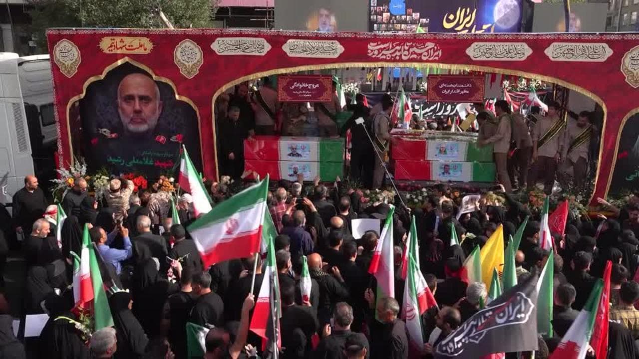 I funerali degli ufficiali e degli scienziati nucleari uccisi dall'attacco israeliano in Iran