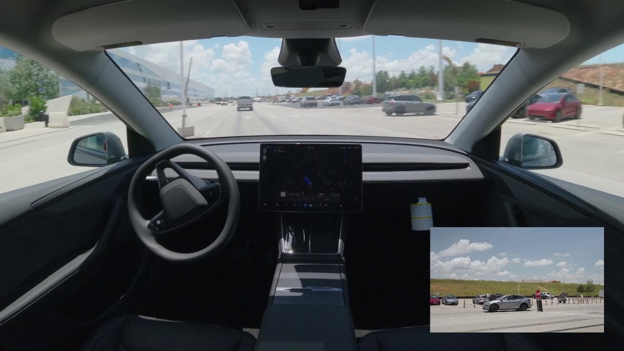 La prima Tesla dalla fabbrica a domicilio senza conducente