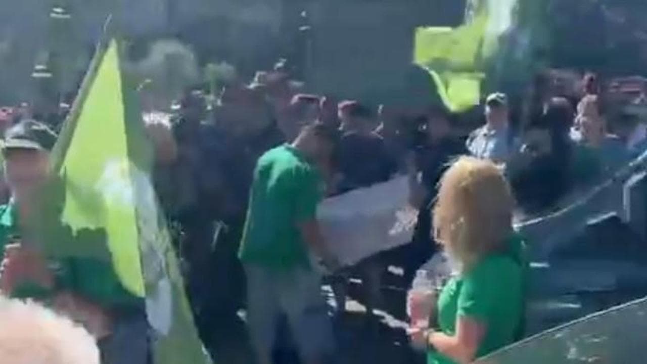 Budapest, l'ultra destra blocca il Ponte della Libertà per interrompere il corteo del Pride