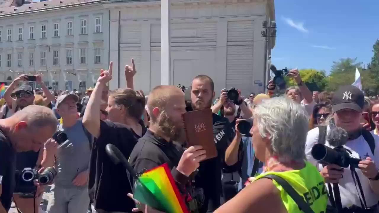 Budapest, fanatici cristiani sulla piazza di partenza del Pride