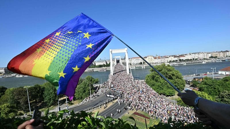 Il Pride colora Budapest, duecentomila no a Orbán. “Non si può vietare l’amore”