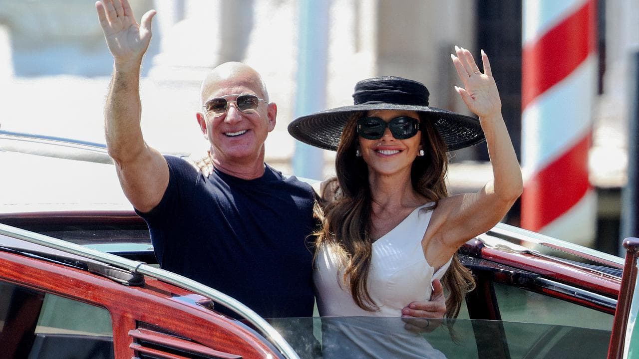 "Goodbye Venezia": Bezos e Sanchez lasciano la città. Raggiungeranno al largo il mega-yacht Koru