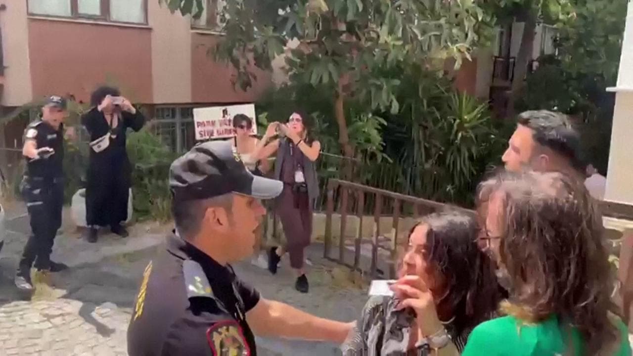 Istanbul, Pride vietato: la polizia arresta decine di persone che manifestavano