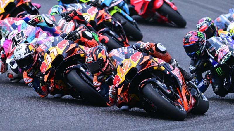 Pedro Acosta su Ktm con il numero 37