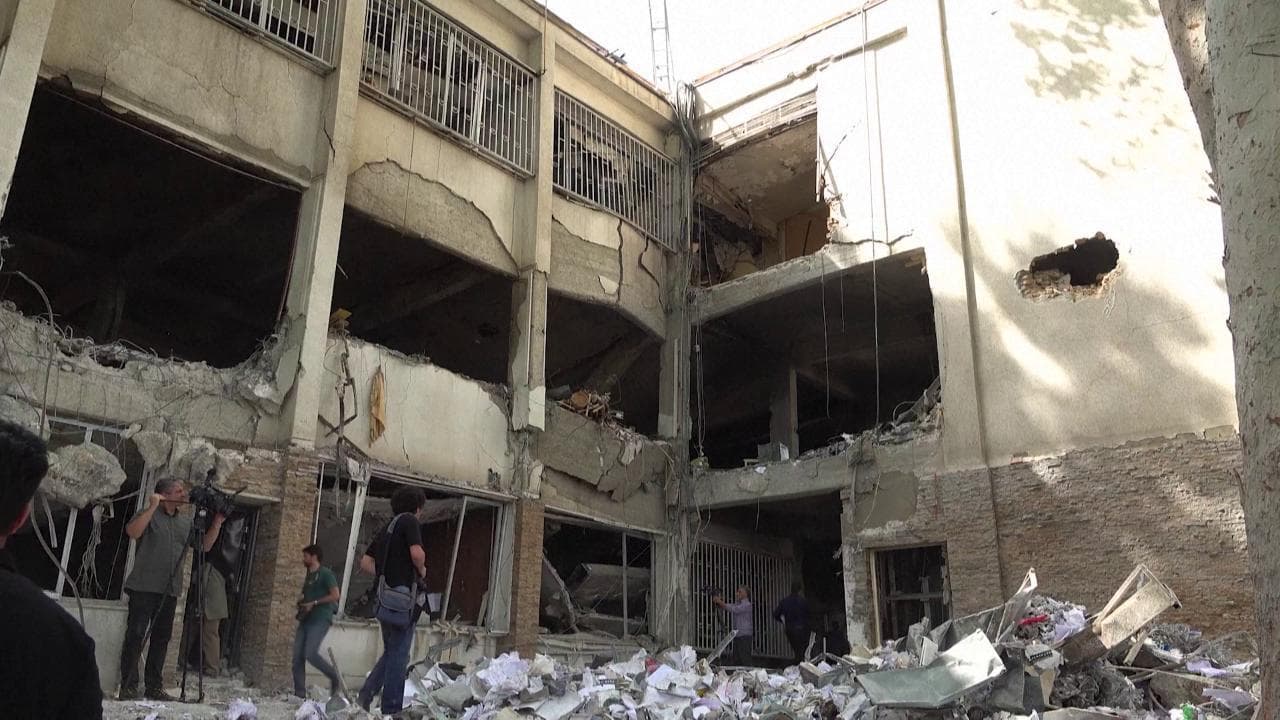 Iran, le prime immagini del carcere di Evin distrutto. Le autorità: "Morte 71 persone"