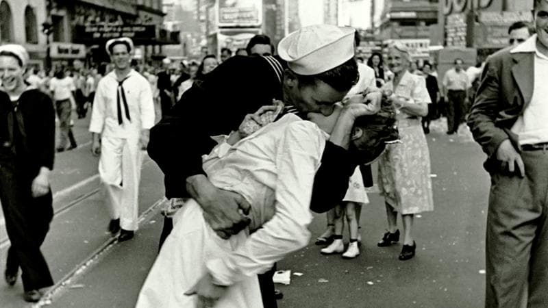 Alfred Eisenstaedt,&nbsp;V-J Day in Times Square (1945)

