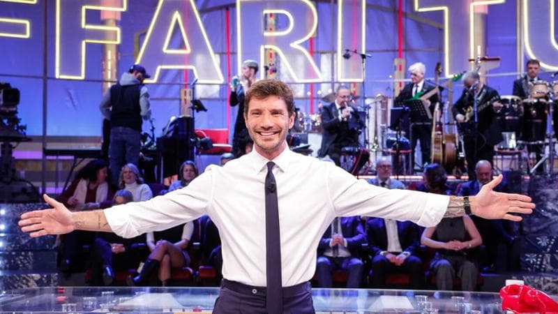 Chiude Affari tuoi, le pagelle di Stefano De Martino: 10 alla piacioneria, ma lo stile becca un 2