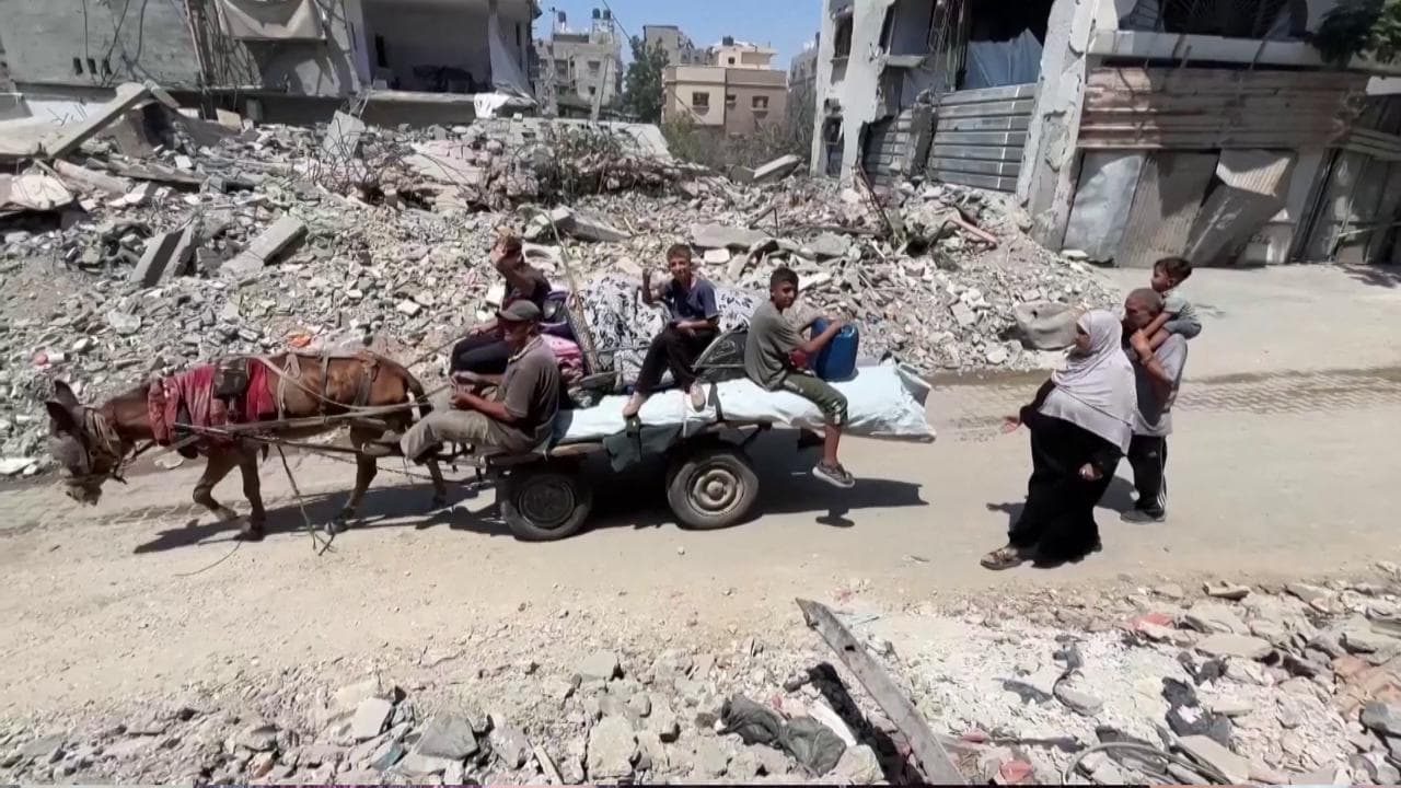 Gaza, famiglie in marcia verso il Sud della Striscia dopo il nuovo ordine di evacuazione dell'Idf