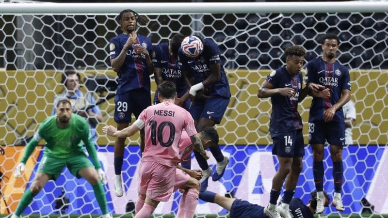 Un tentativo di Messi murato dalla barriera del Psg