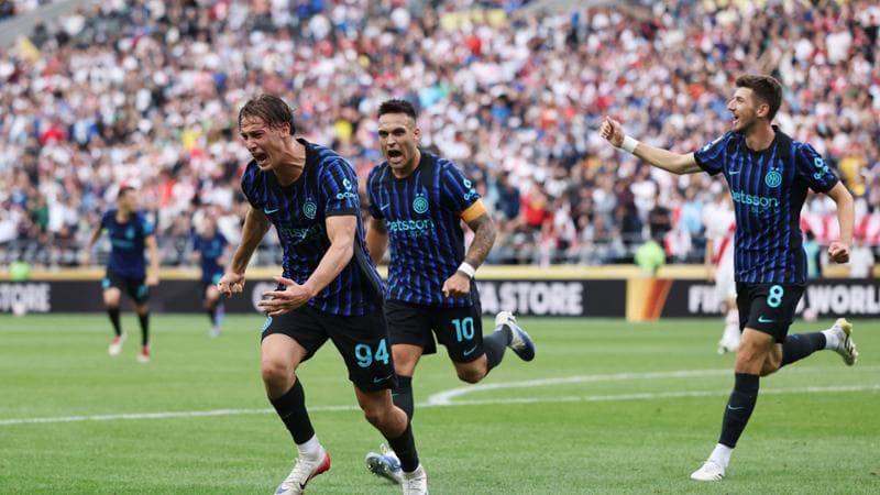 Sucic (a destra) festeggia il gol di Pio Esposito in Inter-River Plate