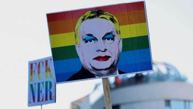 Budapest, 28 giugno: un manifesto si prende gioco di Viktor Orban durante il Pride