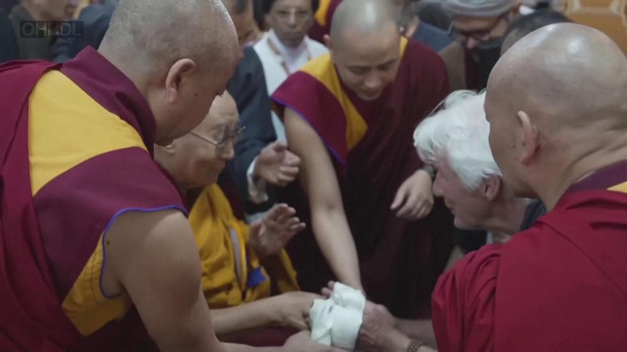 Il Dalai Lama benedice i fedeli: tra loro anche Richard Gere. Il 6 luglio compirà 90 anni