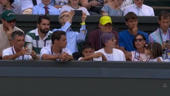 Il box di Fognini. Cobolli è il secondo da destra, in seconda fila