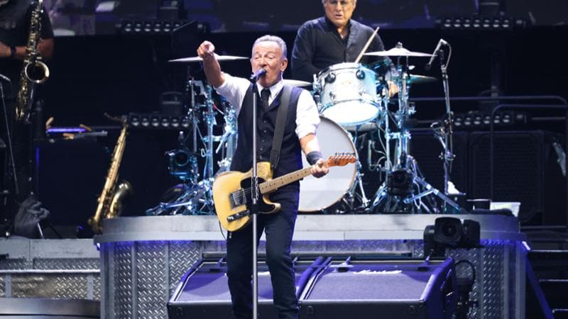 Springsteen a San Siro, l’abbraccio dei 58 mila. “Canto chi si ribella agli abusi di Trump”
