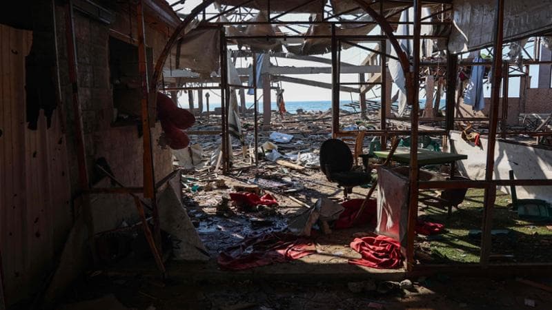 Gaza, strage all’internet café. Il Papa: “Basta usare la fame come arma di guerra”