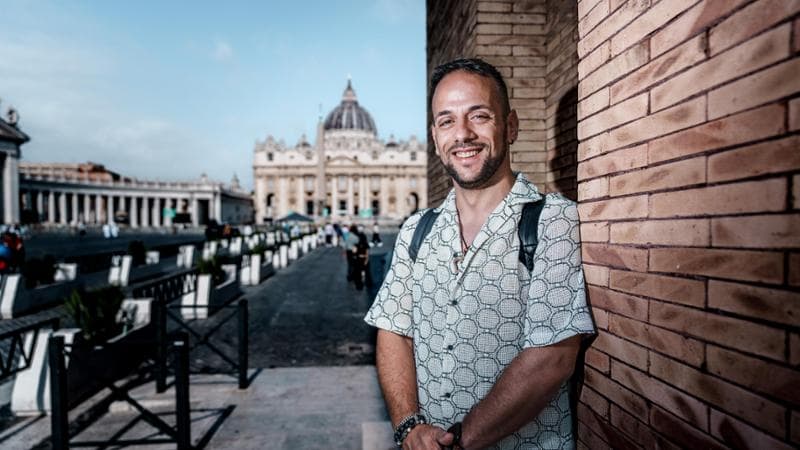 Tiziano Fani Braga, 35 anni, in piazza San Pietro. Dopo il coming out ha perso gli amici neocatecumenali, ma non la fede. Luigi Narici