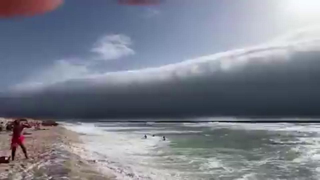 Portogallo, dal mare uno "tsunami" di nuvole: la spettacolare "roll cloud" sorprende i bagnanti