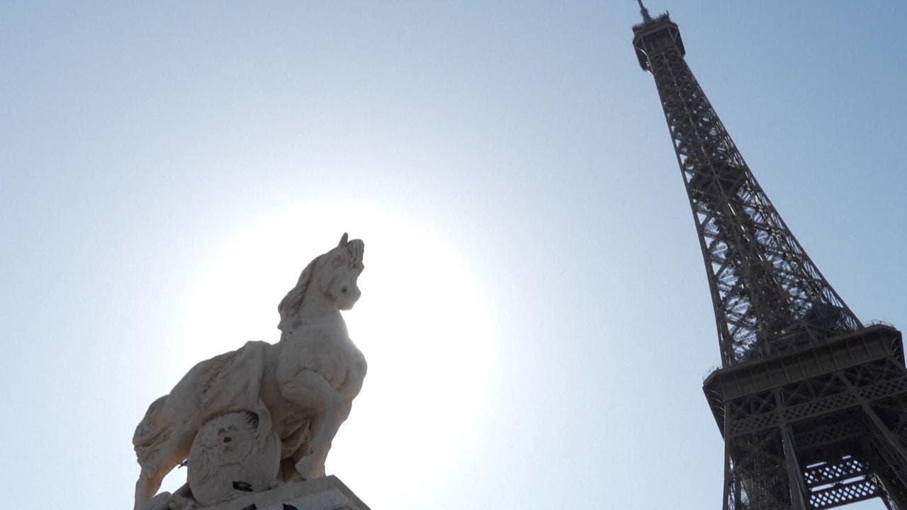 Parigi, la torre Eiffel chiusa per troppo caldo: sconcerto e code tra i turisti