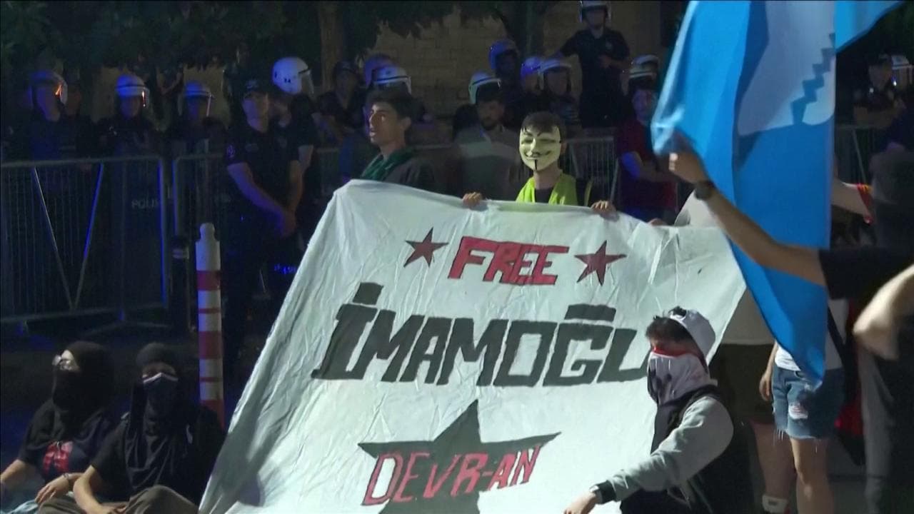Turchia, scontri e arresti alla manifestazione per la liberazione del sindaco di Istanbul