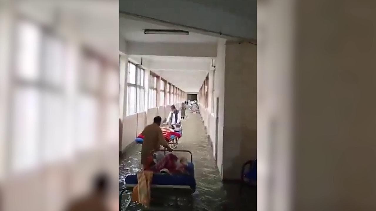 Pakistan, inondazioni e frane per le piogge monsoniche: l'ospedale di Abbottabad allagato