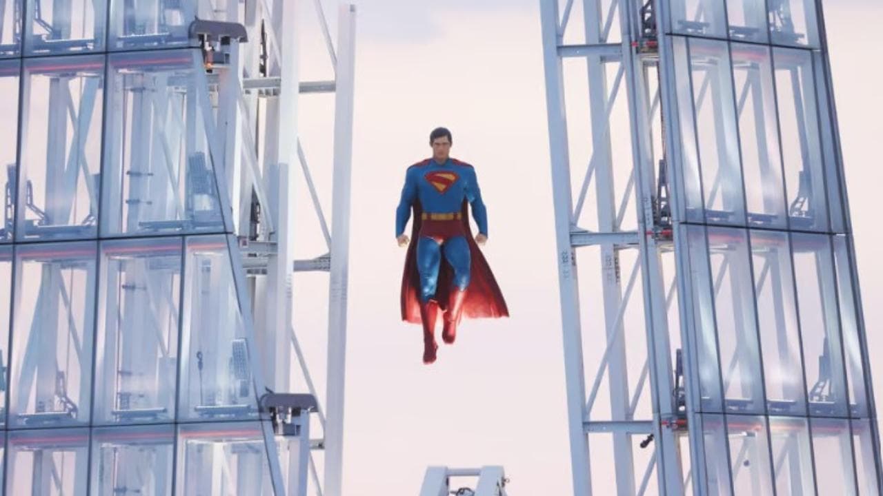 Londra, c'è Superman appeso al grattacielo Shard: installazione spettacolare per il lancio del film