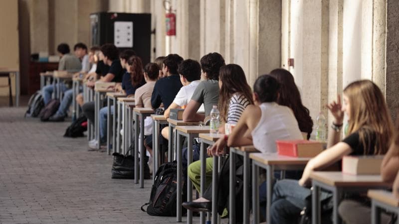 Maturità 2025, ecco gli strafalcioni: da Aldo Moro rapito da Cosa Nostra a D’Annunzio “estetista”