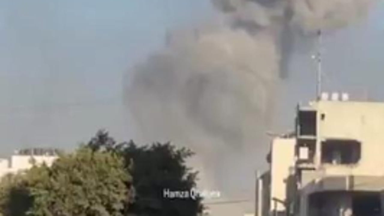 Gaza, bombardamento israeliano sul mercato di Al-Zawiya: le colonne di fumo poco dopo l'attacco