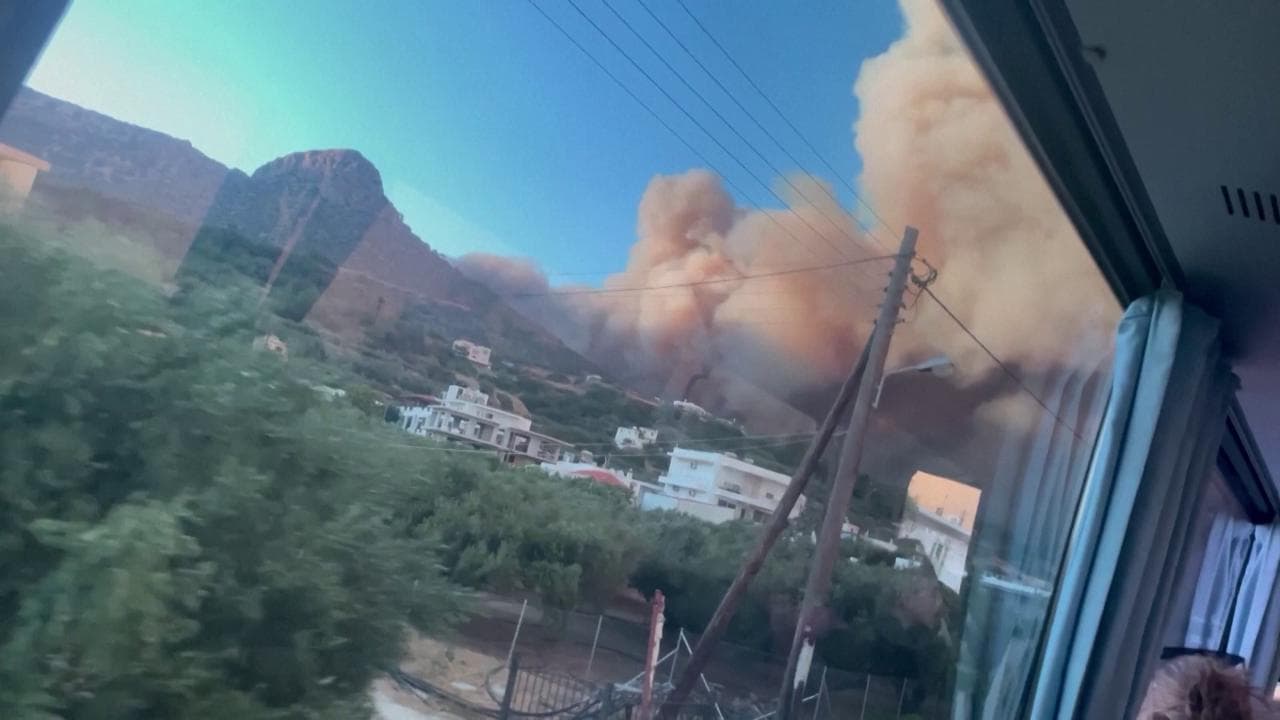 Creta, emergenza caldo: continuano i roghi sull'isola. Le colonne di fumo riprese dai turisti