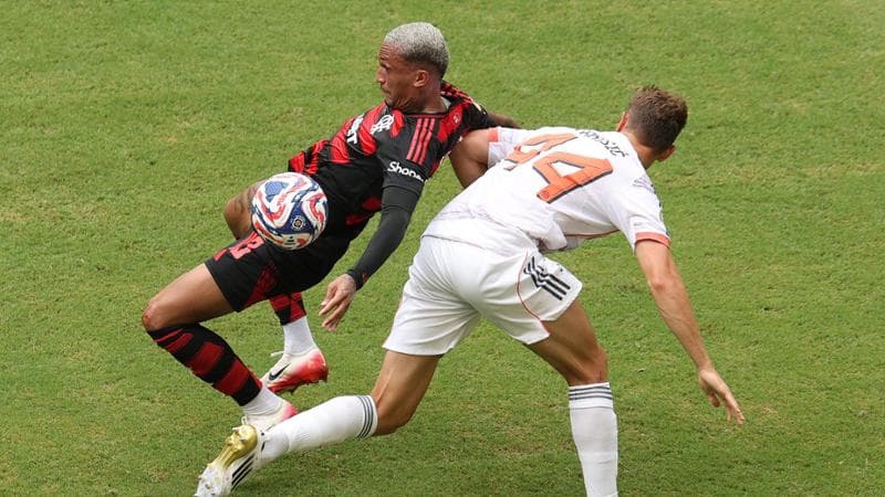 Wesley in azione contro il Bayern Monaco nel Mondiale per Club