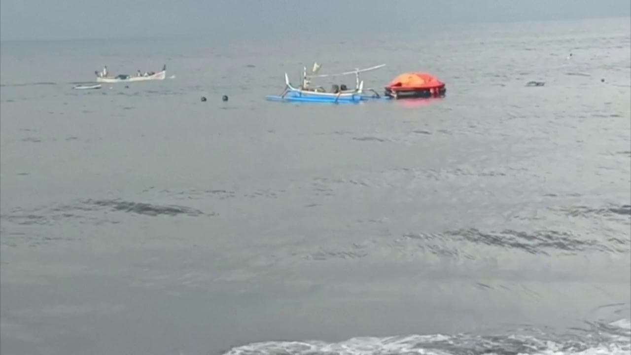 Bali, si ribalta il traghetto: i sopravvissuti raccolti in mare sotto shock
