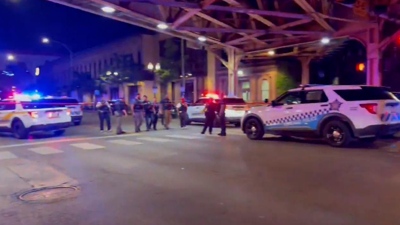 Chicago, spari da un'auto in corsa contro la folla davanti a un ristorante: 4 morti e 14 feriti