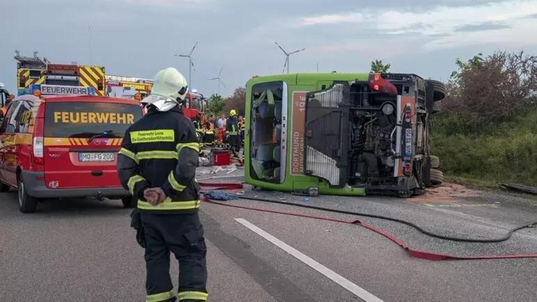 Flixbusのコーチの転覆：ドイツの高速道路で20人が負傷しました、1つは非常に深刻です
