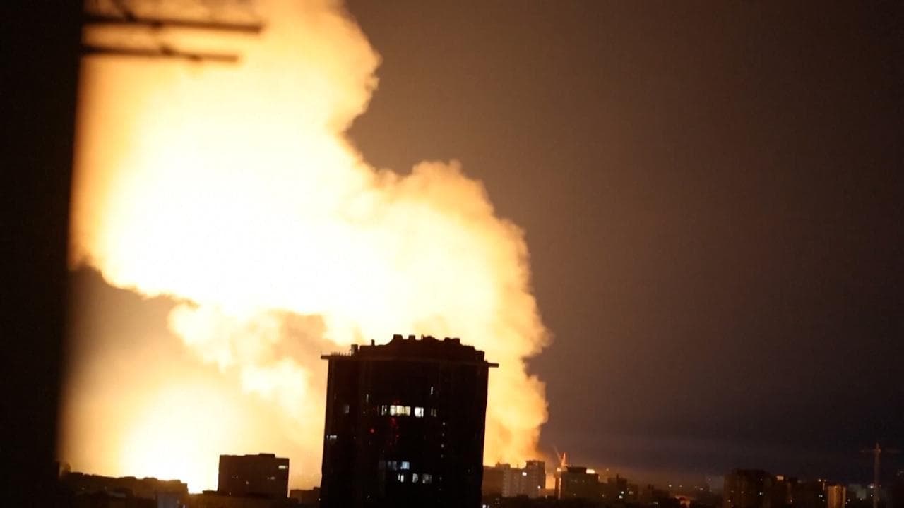 Ucraina, raid notturno su Kiev: droni e missili russi colpiscono la capitale ucraina
