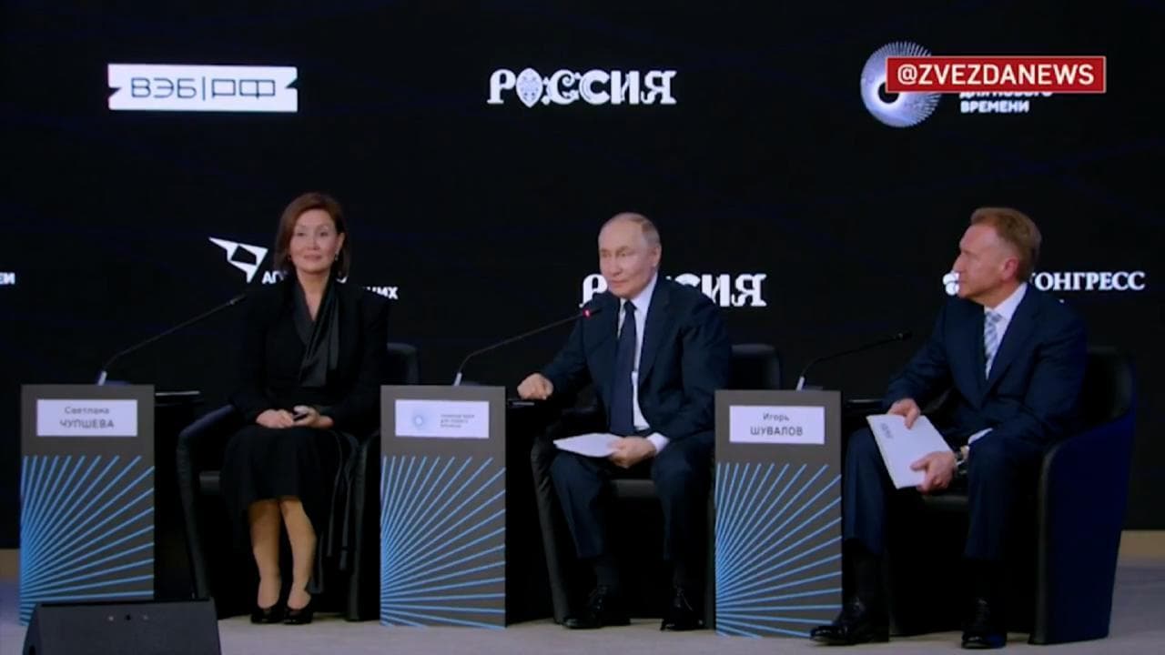 Putin lascia il palco e spiega: "Scusate, vi lascio per rispondere subito a Trump. Se no si offende"
